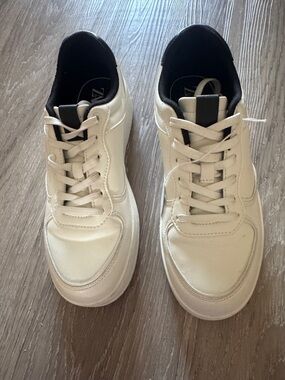 Casual White Sneakers with Black Collar - Men's Lace-Up Trainers